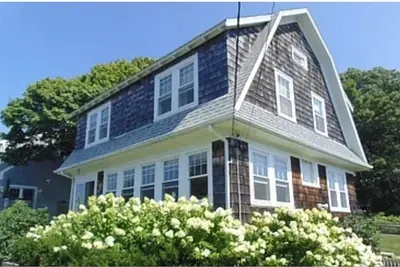 Image de Newly renovated, warm, welcoming beach house. Steps to the ocean