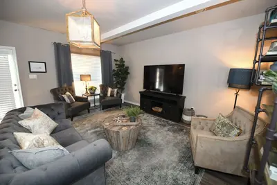 Image de Beautifully furnished townhome! Spacious Aggie retreat!
