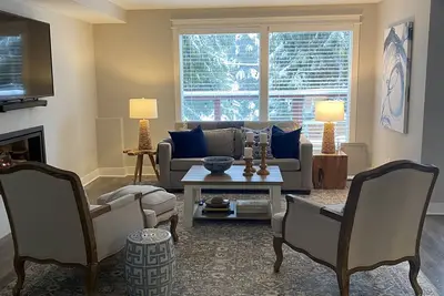 Image de 3 Bedroom Ski Chalet, 15 min walk to Whistler Village Gondola, Private Hot Tub