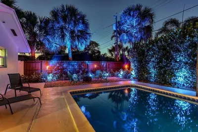 Image de Pink Flamingo Pool Home | Firepit & Tiki!