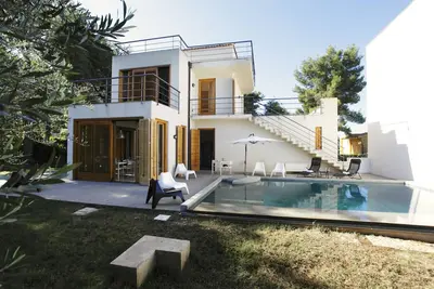 Image de Villa with pool \/ garden near the sea