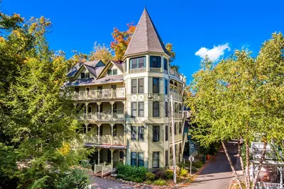 Image de This luxurious and enchanting Penthouse Suite in the historic 1887 Aldine House in Chautauqua Institution