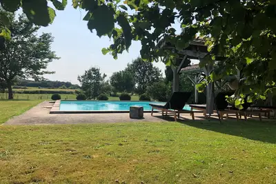 Image de Bordeaux: Charming house in a green setting