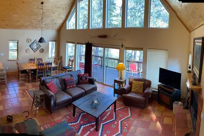 Image de Nestled in the pines on 2 acres, secluded, close-to-nature house. Pet-Friendly!