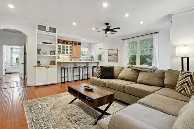 Image de Charming Cottage & Guest House 1 Block to Beach with Oaks and water views