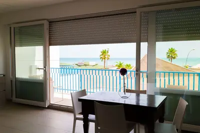 Image de Apartment first row sea, air conditioning, flat screen Tv,