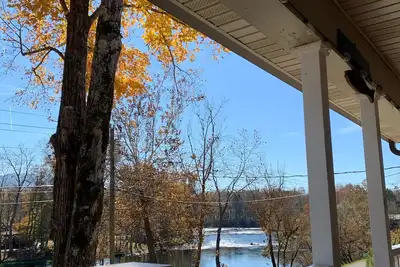 Image de Captivating Cottage on the River with amazing Mountain Views!