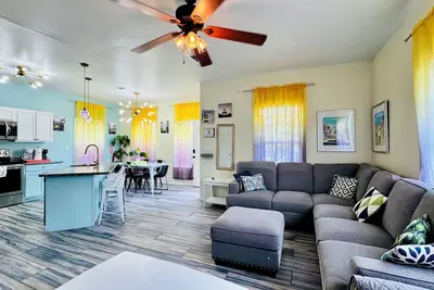 Image de GAme ROom, Lake, Sleep 12, Beach, Casino - Yellow