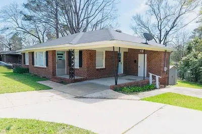 Image de No Chores • Fenced Yard  • Pet & Family • Ft Moore