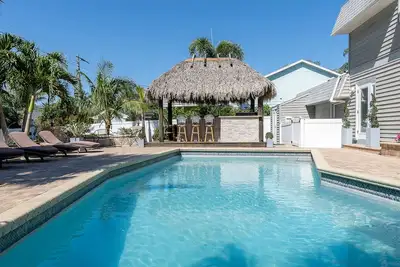 Image de Tiki Time by Beach Boutique Rentals