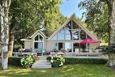 Image de Large beautiful lake front house on Silver Lake Mi