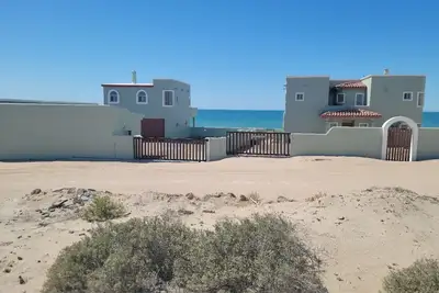 Beachfront 3, 4, 5 bedroom property. Free Pets!