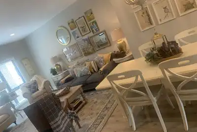 Image de 3 Br/3ba NewTownhouse 1. 5 miles from campus, walk to downtown restaurants.