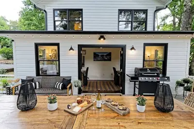 Image de Lake-Front! Hot tub, walk 2 town, chrgr sleeps 17