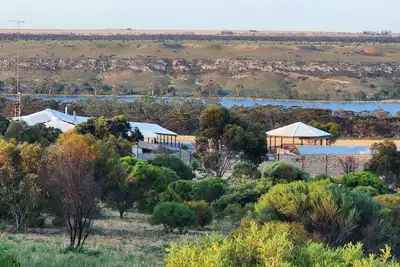 Image de Spectacular lake, river scenescape views resort style home filled with comforts.