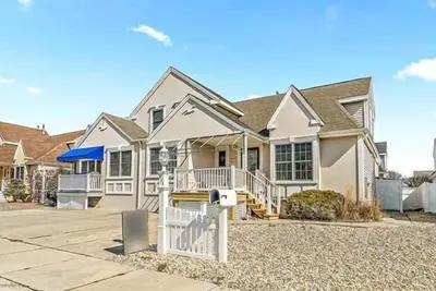 Image de Pet Friendly! Very nicely decorated 4 bed, 2 bath townhome located in the quiet family oriented Diamond Beach area.