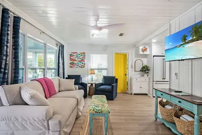 Image de Sassy Seagull -Classic beach cottage, moments from the sand, beautiful pool!