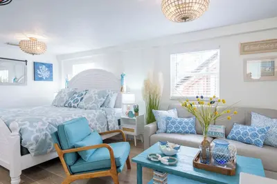 Image de Anna Maria Beach Cottage 109g Old-Florida beach cottage, moments from the sand!