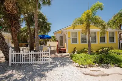 Image de Anna Maria Beach Cottage 110  Traditional beach cottage, moments from the sand!