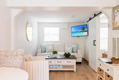 Image de Anna Maria Beach Cottage 110g  Updated beach cottage, with pool and beach gear!