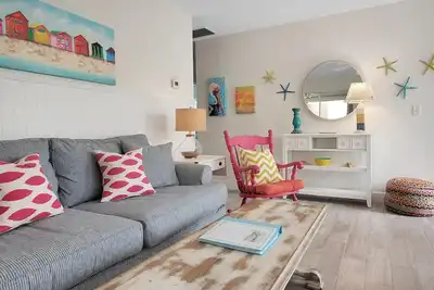 Image de Flirty Flamingo Cottage Updated beach cottage, moments from the sand, w/pool!