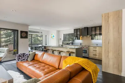 Newly Remodeled! Modern Mountain House. Hot tub perched above creek. Tesla charger