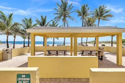 Image de Quiet, peaceful condo with beautiful pool, hot tub and private beach entrance.
