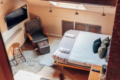 Image de 3\/Comenstay. be\/ Cozy Mezzanine Bedroom Duplex-Bathtub+Boardgames @ City Center!