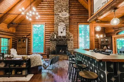 Image de Cashiers Creek Front True Log 4, 300 sq ft Modern Rustic Mountain Lodge