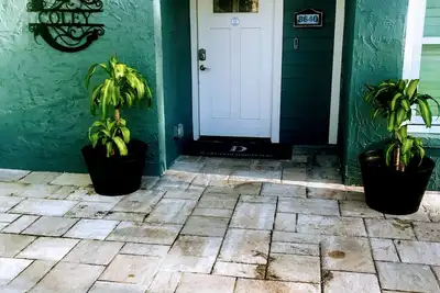 Image de Two Story Beautiful Home with deck, large backyard & pool