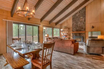 Rustic family cabin games bikes ac shuffleboard fo