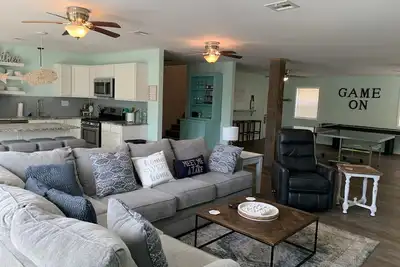 Image de Gem on Lake Tenkiller with open floor plan and game room for kids/adults.