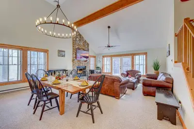 Image de ⭐️ Huge Cabin 3min to Camelback + Hot Tub, Pool, Fireplace, Grill & Deck