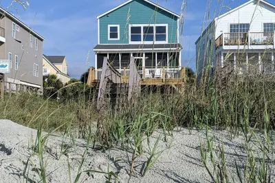 Image de Boats n Hopes Beachfront Home w/ Linens, Private Pool, Photoshoot&Golf Cart Option