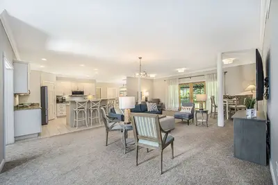 Image de Spacious 6 Br Harbor Springs home- walk to town, short drive to beaches/slopes!