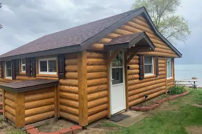 Image de Lakeside Cabin with a Touch of Vintage Charm and All the Modern Conveniences