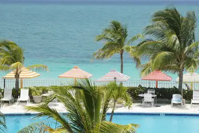 Image de Tropical Oasis: Ocean View ~ Pool & Bar ~ Family-Friendly