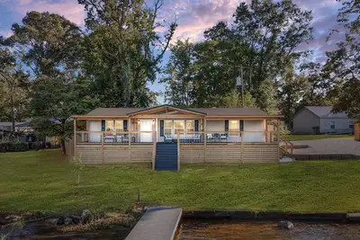 Image de PJinx and Grace Peaceful Lake front 3br/2ba