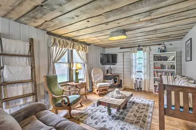 Image de Eclectic Ladysmith Hideaway: Hike and Hunt!