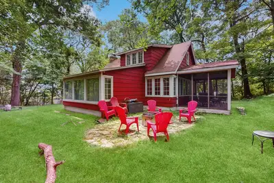 Image de Cute Cottage by the Lake W\/ Private Hot Tub, Firepit, Screened Porch & Fast WiFi