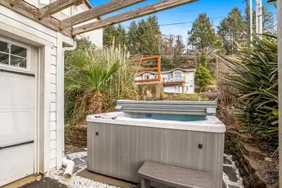 Image de 2-Story Dog-Friendly Aparthotel w/Deck, Gas Fireplace, Ocean Views, Beach Access