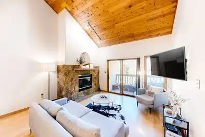 Image de Ski-in, Ski-Out Beaver Creek Penthouse w/Fast WiFi, Shared Hot Tub, & Fireplace