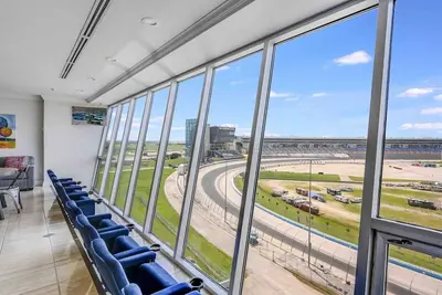 Image de The Amazing Bluebonnet Suite at the Speedway! Nascar Fan or Not, it's Amazing!