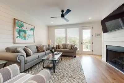 Image de Pristine, Two-Story Townhouse w\/ Free WiFi, Mountain Views, & a Furnished Deck