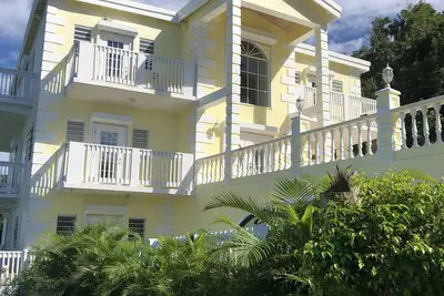 Image de Whispering Palms Luxurious Estate