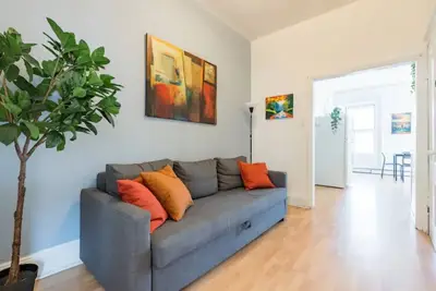 Image de Huge Sun-kissed 3br 1 Stop to Nyc