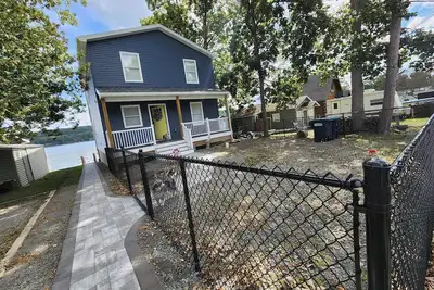 Image de The Tipsy Fish-Dog-friendly, Hot Tub, direct lakefront on Beautiful Waneta Lake!