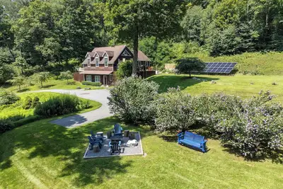 Image de Hilltop Home on 10 acres w/ hot tub, fire-pit + solar