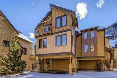 Image de Beautiful 3 bedroom with private hot tub, walkable to town and trails