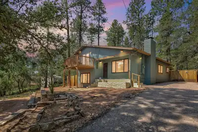 Image de Elkchanted Inn Pine: Fully Fenced Backyard, Spacious Cabin in Woods w\/King Bed